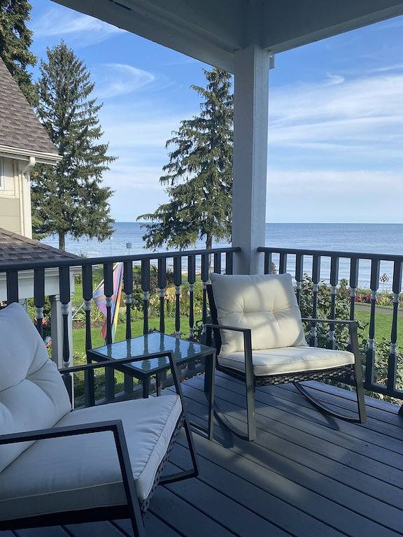 Lake House on Rochester's Secret Sidewalk in Rochester, Ontariosee