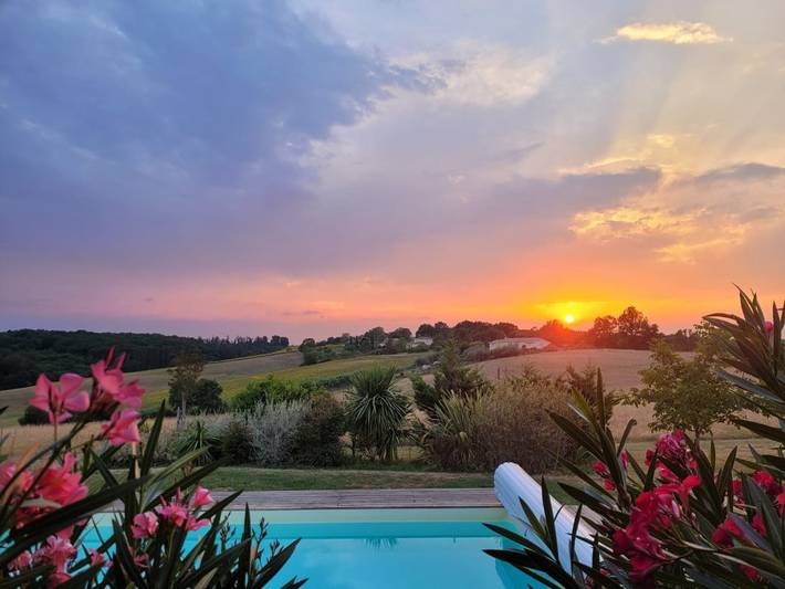 Gîte pour 10 personnes, avec jardin ainsi que terrasse et piscine dans le Tarn - 3