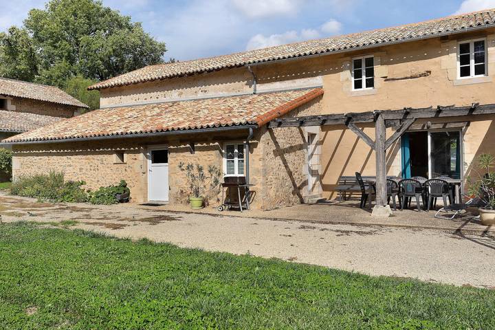Gîte pour 8 personnes, avec Jardin à Lusignan