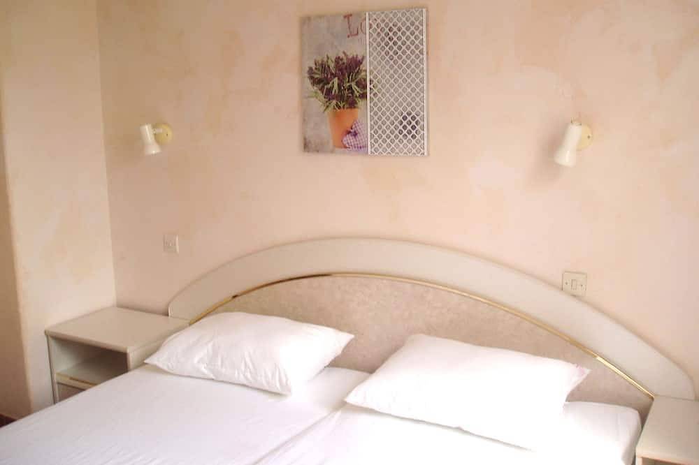 Charming holiday home with typical southern French flair and a beautiful garden in Baixas, Perpignan region