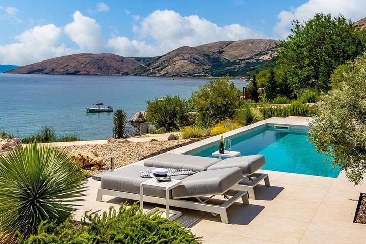 Villa pour 8 personnes, avec jardin ainsi que piscine et terrasse à Punat