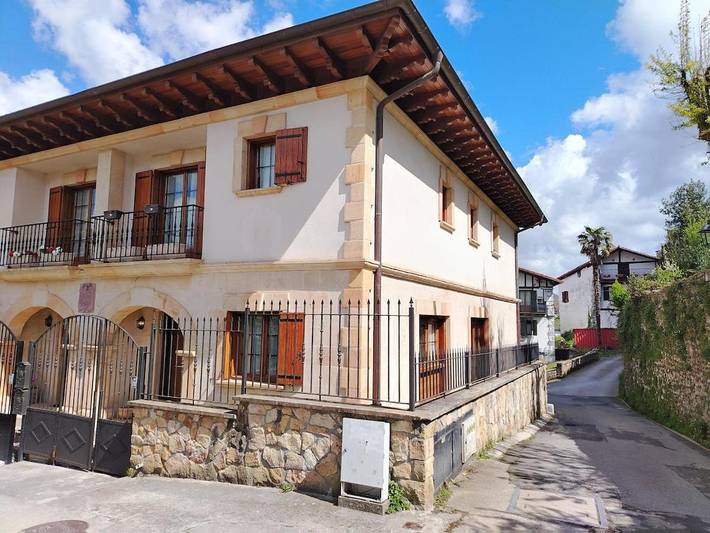 Location de vacances pour 10 personnes, avec jacuzzi et balcon à Lesaka