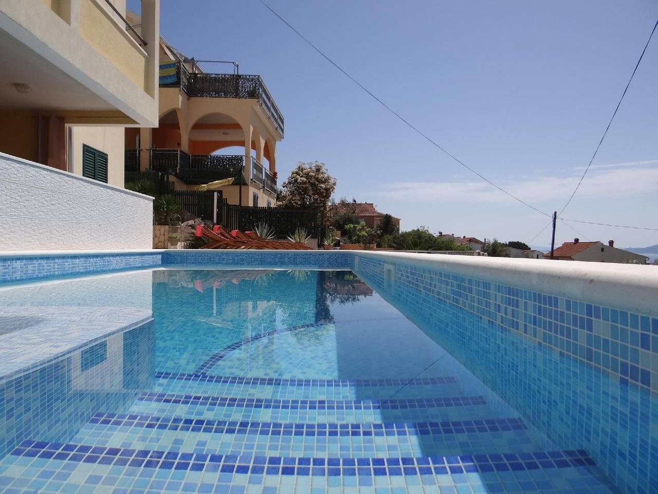 Ganze Ferienwohnung, Helles Appartement mit Balkon und Meerblick in Okrug Gornji, Ciovo