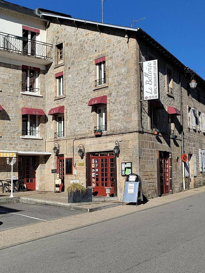 Hôtel pour 2 personnes, avec terrasse ainsi que vue sur le lac et vue, animaux acceptés à Peyrat-le-Château - 2