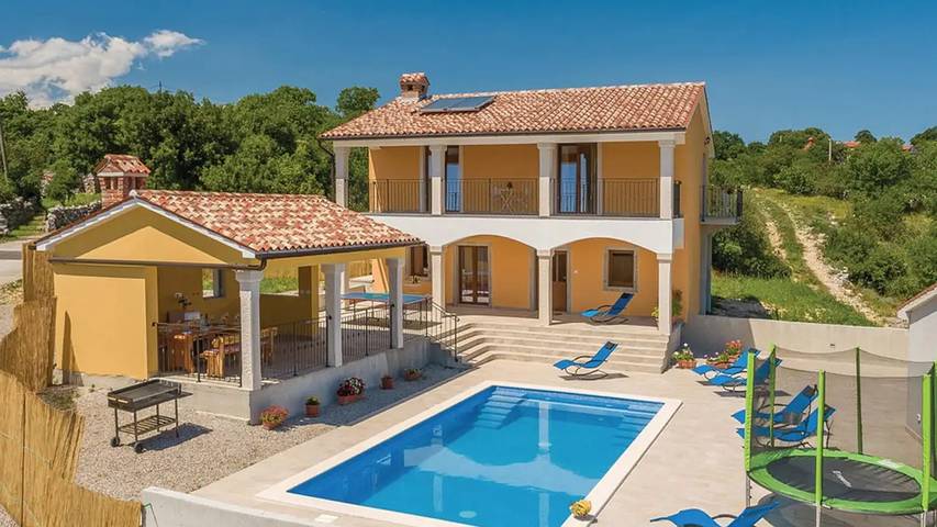 Ferienhaus für 9 Personen, mit Balkon und Pool sowie Garten
