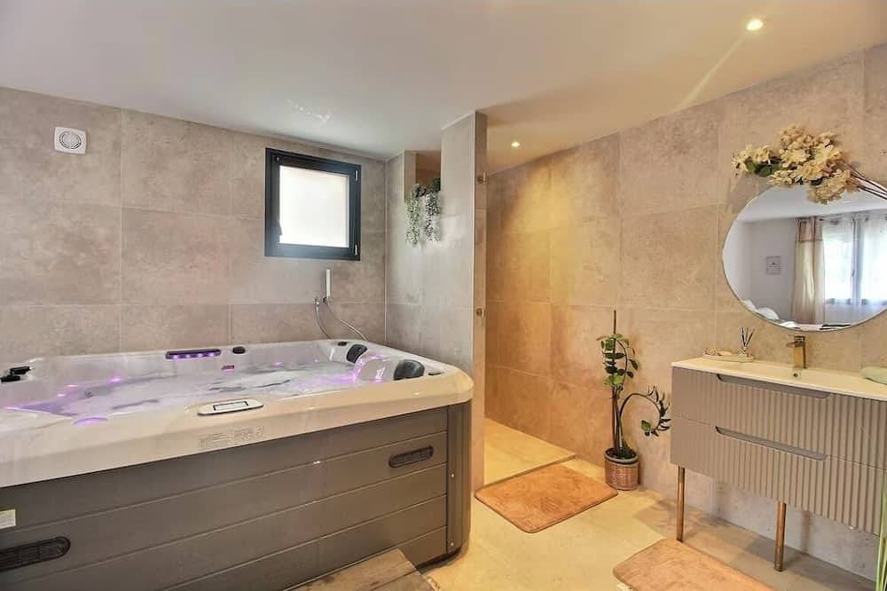 Garden and Spa Camélia indoor Jacuzzi house with private terrace and parking lot in Bourges, Bourges region