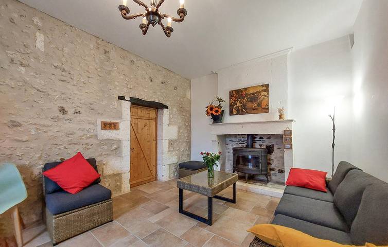 Location de vacances pour 8 personnes, avec piscine ainsi que jardin et terrasse à Chadurie - 4