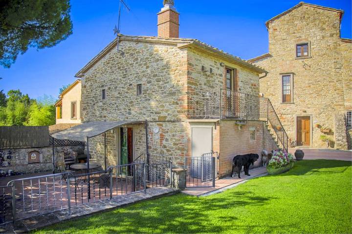 Location de vacances pour 6 personnes, avec piscine et jardin ainsi que vue sur le lac et terrasse à Arezzo - 4