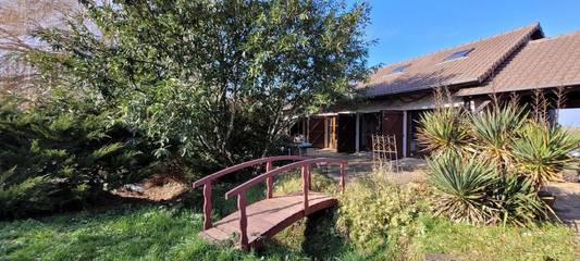 Gîte pour 2 personnes, avec terrasse ainsi que vue et jardin à Saint-Épain