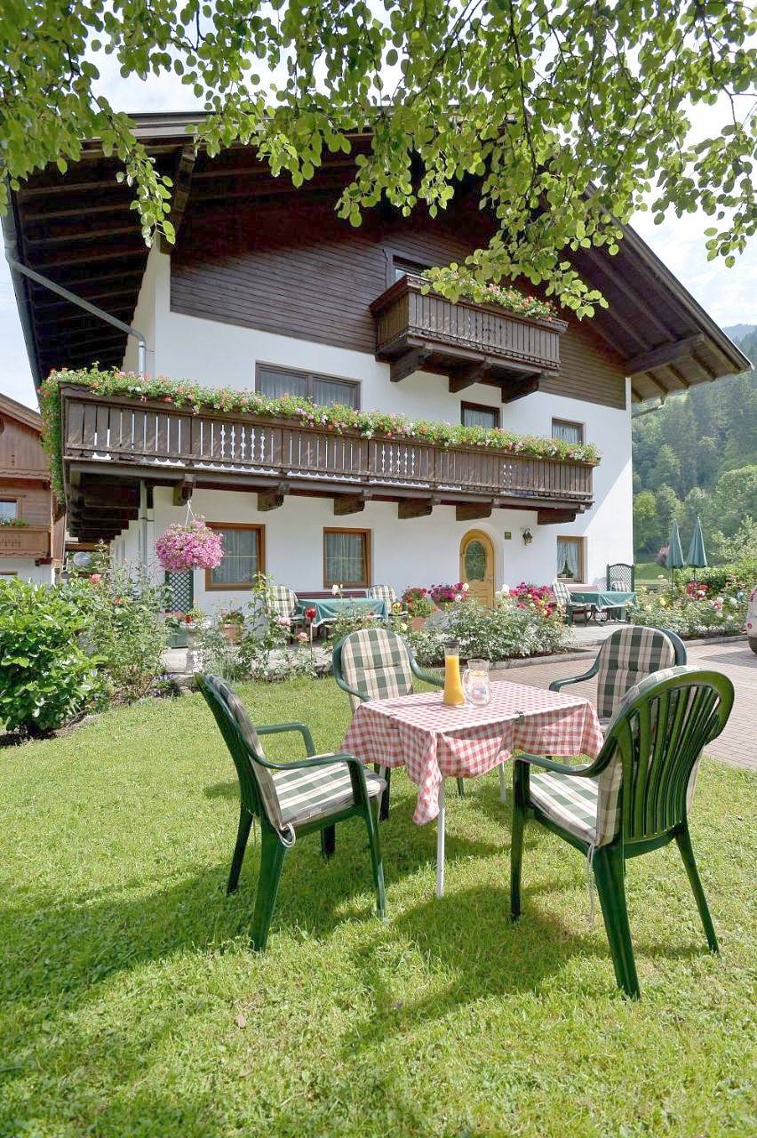 Geheel appartement, Small Double Room with Balcony in Mayrhofen, Zillertaler Alpen