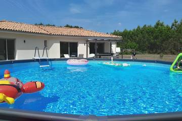 Cottage pour 8 personnes, avec jardin et piscine, animaux acceptés à Lesperon