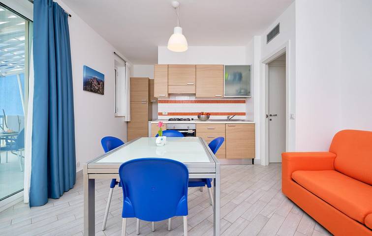 Entire apartment, Levante, Holiday Home 100 mt from sea in Dolcevita Beach, Ragusa