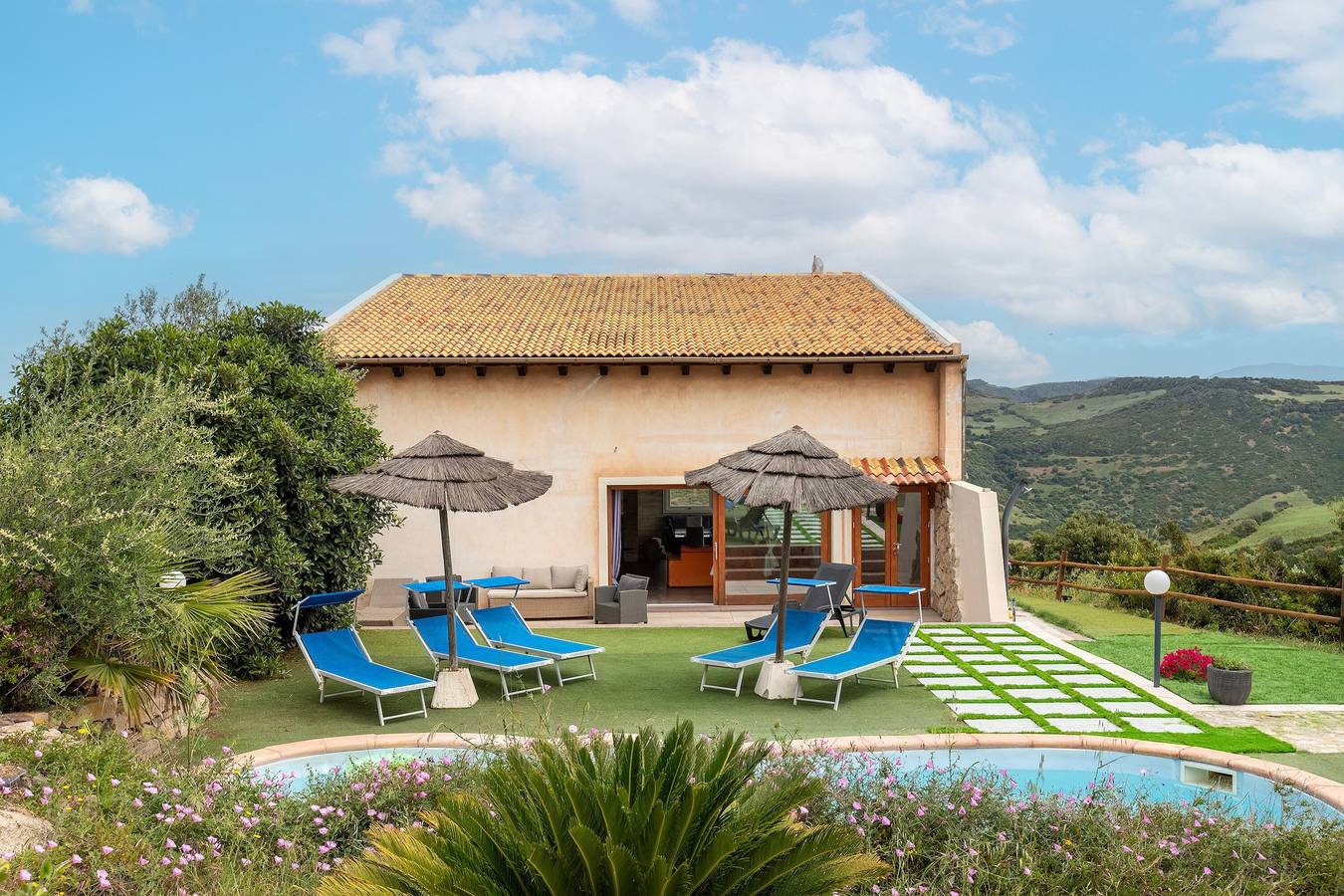 Villa 'Loft Irene with Private Pool', Sea View, Wi-Fi and Air Conditioning in Tergu, Sassari Province
