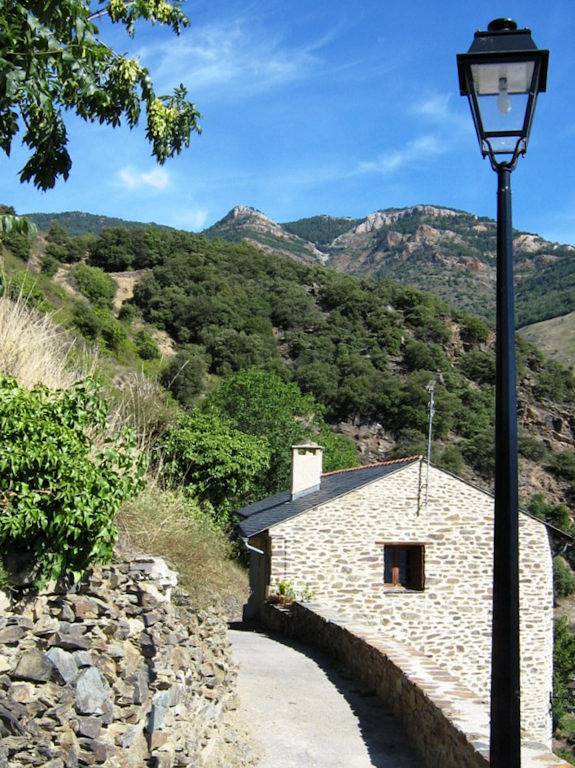 Gîte pour 6 personnes, avec jardin à Jujols