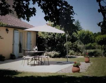 Gîte pour 4 personnes, avec terrasse et jardin ainsi que piscine et vue à Fumel