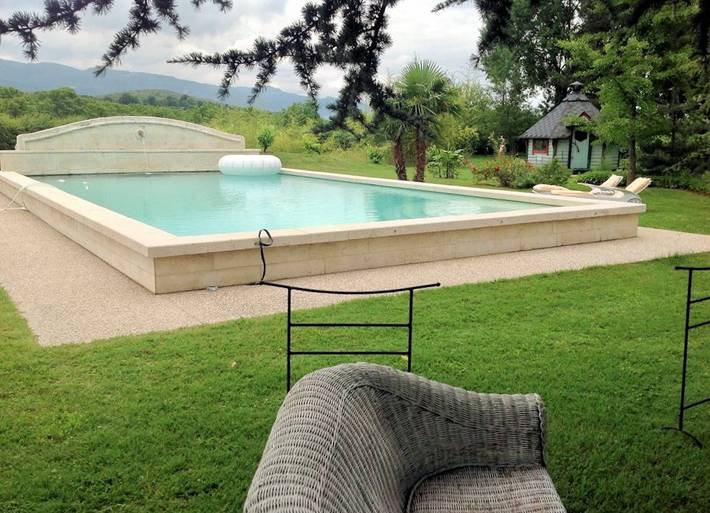 Gîte pour 4 personnes, avec terrasse ainsi que jardin et piscine à Saint-Vérand