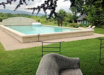 Gîte pour 4 personnes, avec piscine ainsi que terrasse et jardin à Saint-Vérand