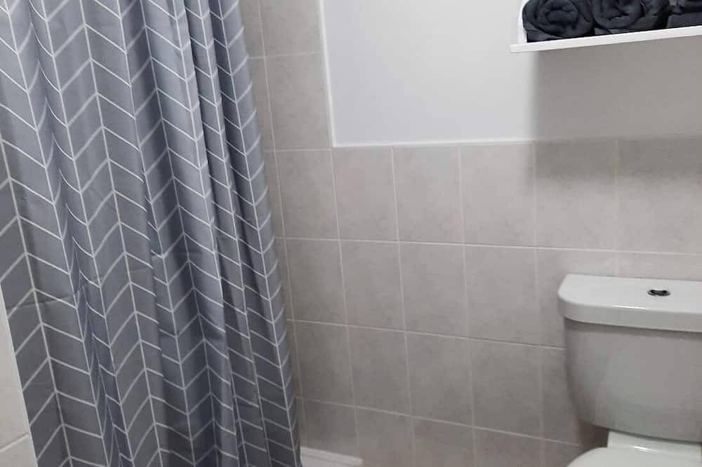 Ganze Wohnung, Beautiful Rural Ground Floor Flat with Waterfront View in County Tipperary