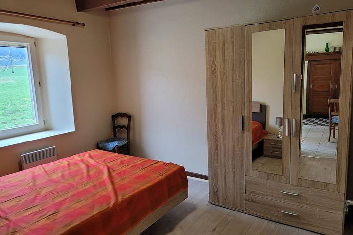 Landhaus in einem Tal, 12 km von Besse in Valbeleix, Regionaler Naturpark Volcans d'Auvergne