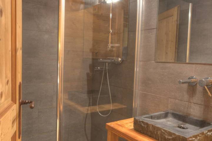 Grand Massif 8 bedrooms/8 bathrooms sauna, pool table, walk to village & gondola in Station de Morillon, Grand Massif