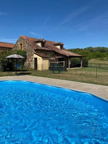 Location de vacances pour 6 personnes, avec vue ainsi que piscine et jardin à Montcléra