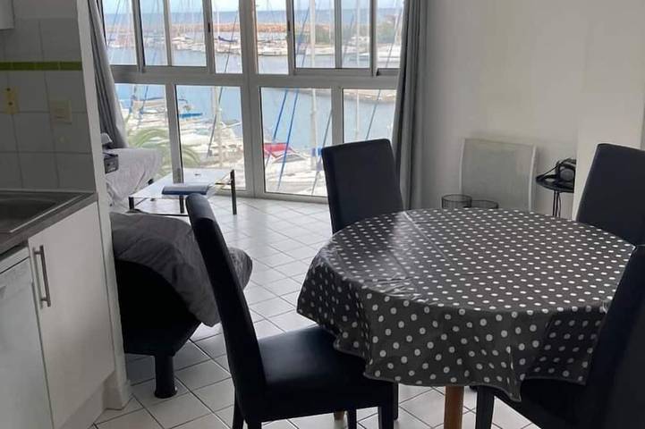 Entire apartment, Sunny 2 Bedroom apt on the Port with superb views, 10 mins walk to beach in Saint-Cyprien-Plage, Saint-Cyprien