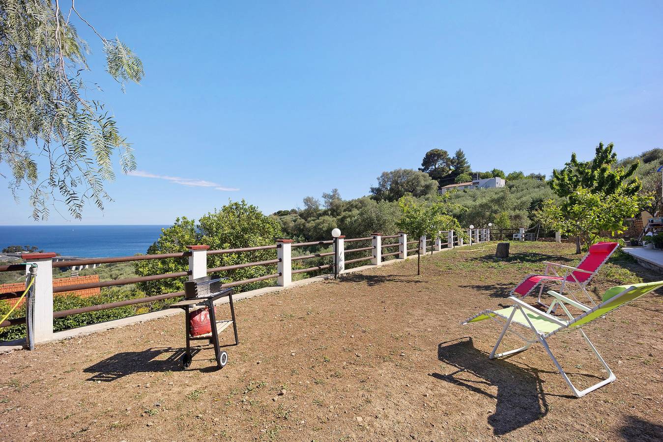 Apartamento entero, Villa 'Casa Vacanza Sanaa' con vistas al mar, terraza privada y Wi-Fi in San Lorenzo al Mare, Riviera di Ponente