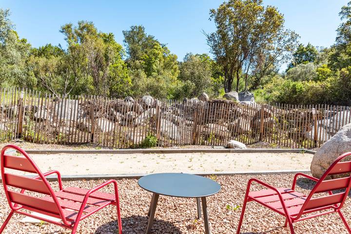 Location de vacances pour 10 personnes, avec jardin ainsi que terrasse et piscine, adapté aux familles à Lecci - 4