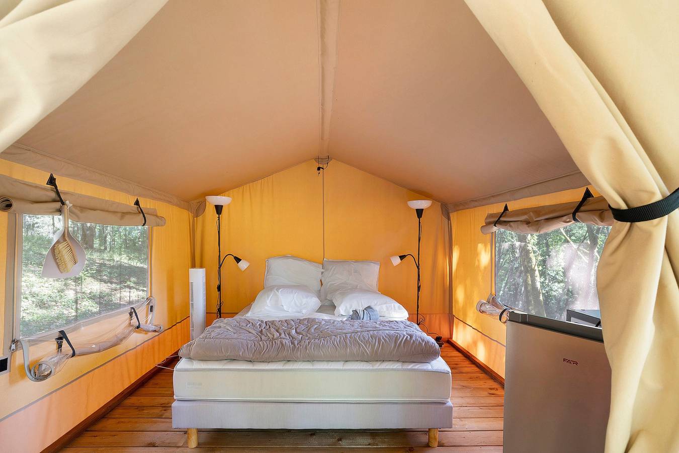 Glamping « Tente Safari Luxe» avec piscine partagée in Calviac-en-Périgord, Périgord Noir