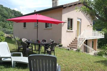 Gîte pour 8 personnes, avec terrasse et jardin dans Belsentes