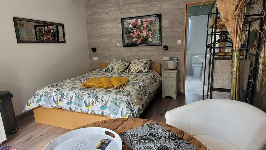 Gîte pour 2 personnes, avec vue ainsi que terrasse et jardin, animaux acceptés à Saint-Urbain