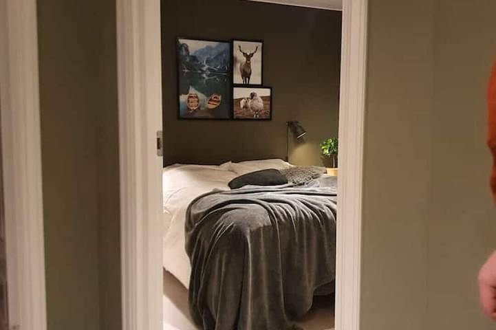 Spacious seaside cabin with hot tub and sauna – sleeps 11 in Sund
