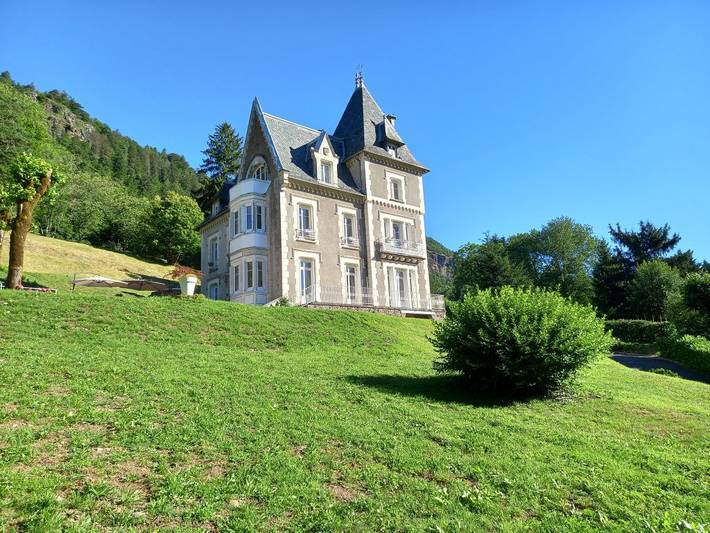 Manoir pour 15 personnes, avec terrasse et jacuzzi ainsi que piscine et jardin dans le Cantal - 2