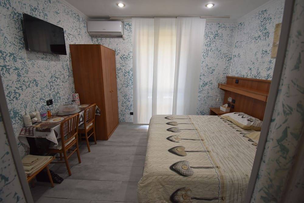 Room Nichy in Casal Morena, Rome