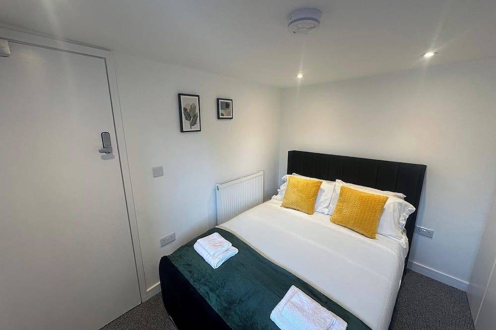 4Br(Sleeps 8)3Bathr Hot Tub, Wifi, Tvs in 4 Rooms, 3min walk Kingsholm Stadium in Gloucester (UK), Gloucestershire