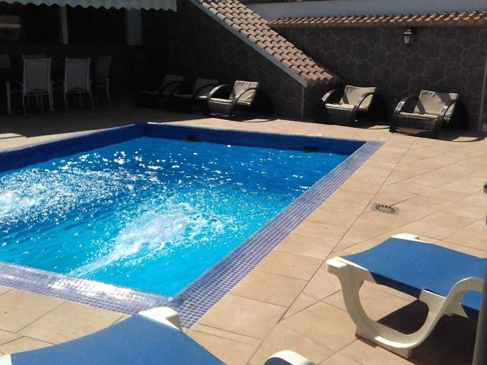 Casa de vacaciones para 9 personas, con jardín además de piscina y terraza, Se admiten mascotas en Vega de Granada