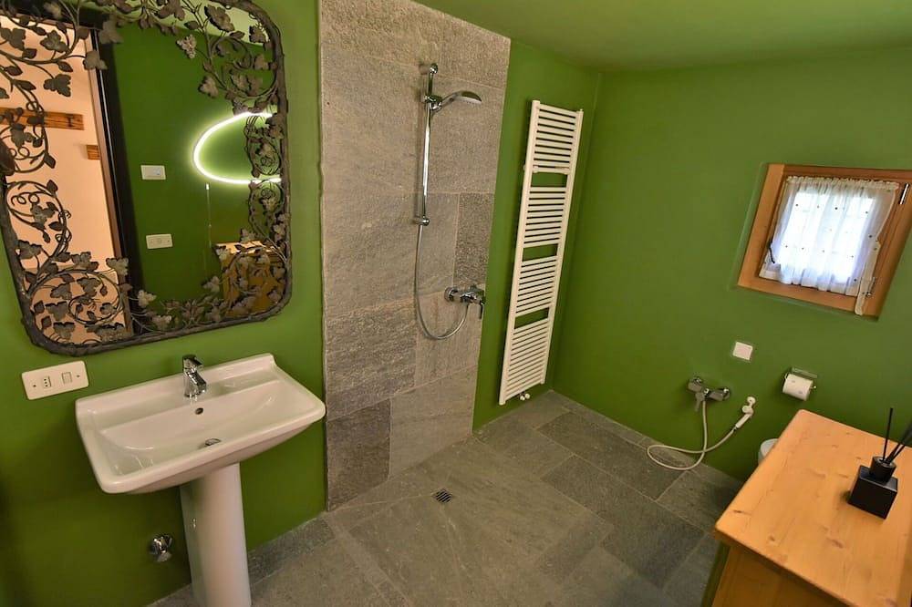 Villa indipendente con vasca idromassaggio, Wifi, Tv, terrazza, animali ammessi, parcheggio in Madesimo (Borgo), Madesimo