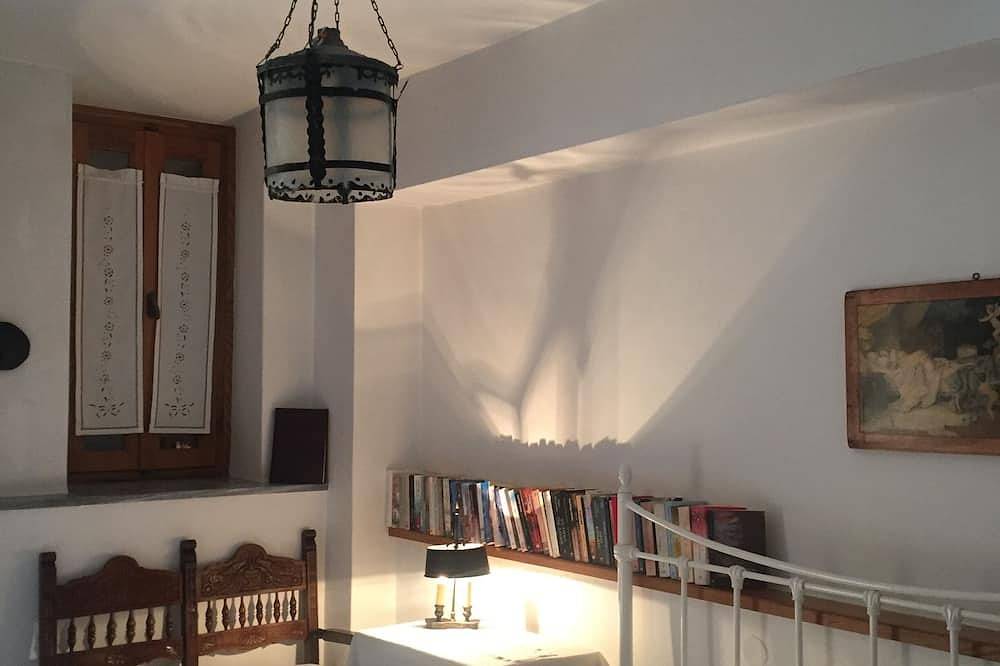 Entire apartment, Stefania's Stonebuilt House, mountain Parnon, Karyes Lakonias in Peloponnese region