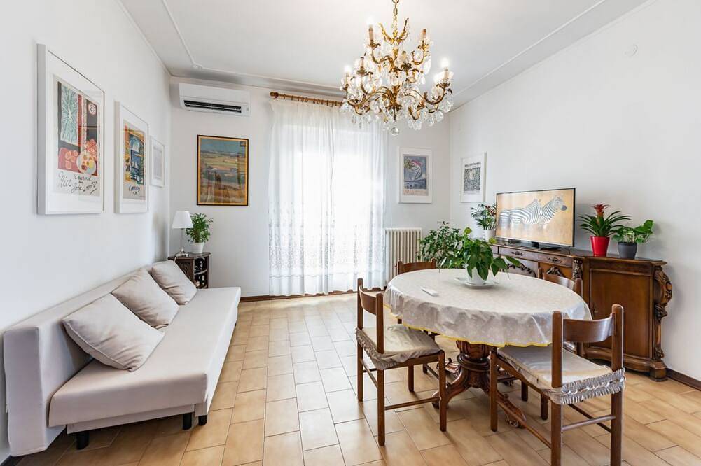 Ganze Wohnung, GuestHost - Bright apartment that accommodates up to 4 people, equipped with all the comforts for a pleasant stay, with two bedrooms and a panoramic terrace that offers a beautiful view of the Maiella and Gran Sasso mountains. The accommodation is locate in Pescara, Pescara Provinz