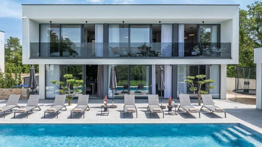 Appartement de vacances pour 11 personnes, avec piscine et jardin ainsi que sauna et vue, animaux acceptés