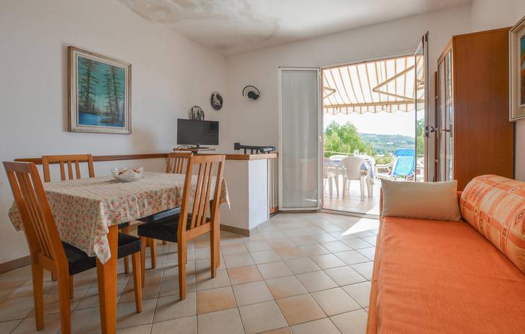 Retraite ensoleillée avec piscine et terrasse, à 700 m de la plage in Pantai (Costarainera), Costarainera