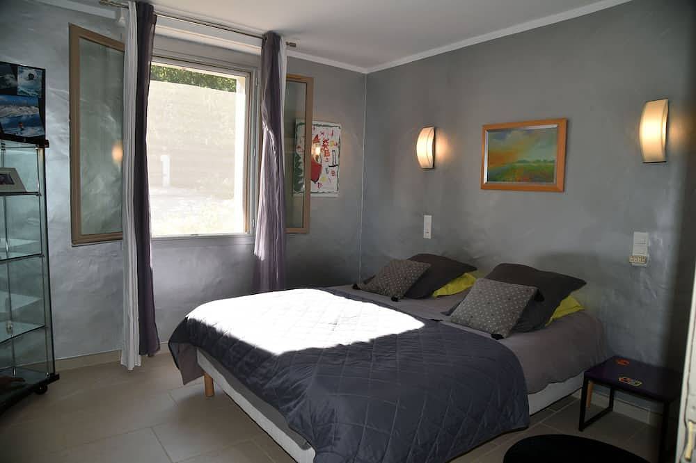 Large pretty villa 200m2, Ac, garden, swimming pool, Luberon 100 m in Maubec, Parque natural regional del Luberon