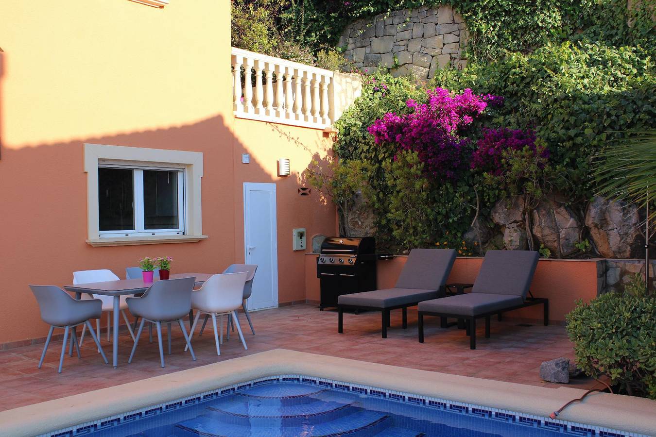 Modernes freistehendes Ferienhaus mit traumhaftem Panoramablick in La Sella, Pedreguer