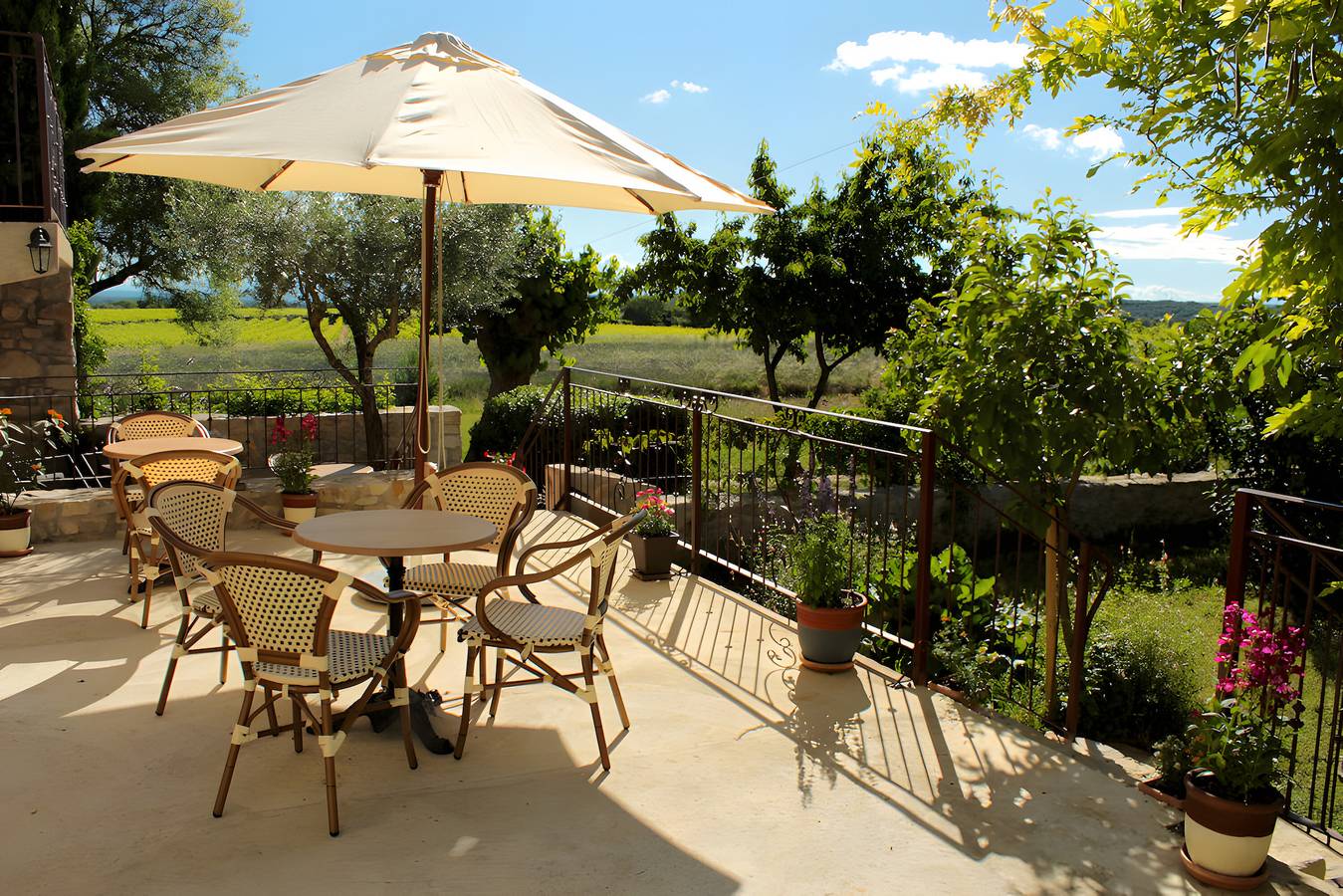 Holiday Home 'Gite Domaine De La Bruge' with Mountain View, Private Terrace and Wi-Fi in Saint-Remèze, Privas