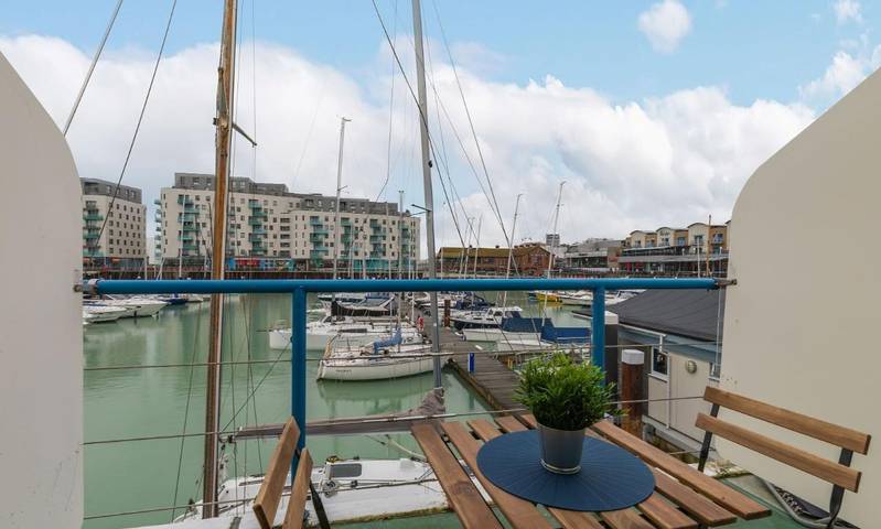 Apartment for 4 people in Brighton Marina