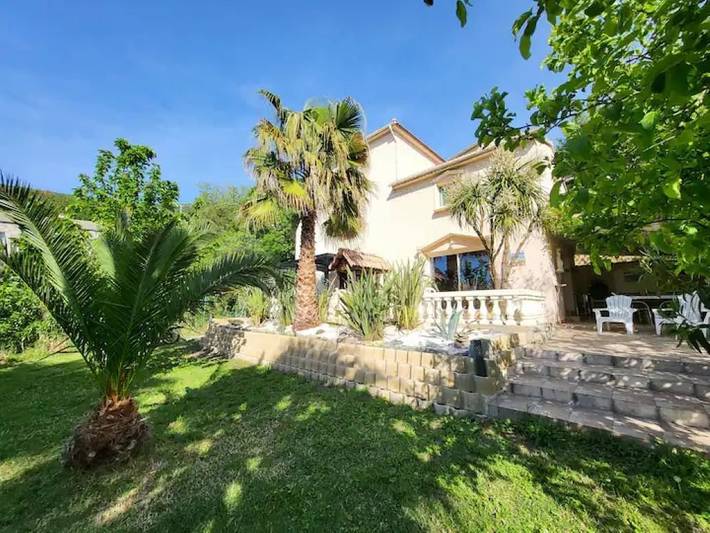 Gîte pour 9 personnes, avec piscine ainsi que terrasse et jardin