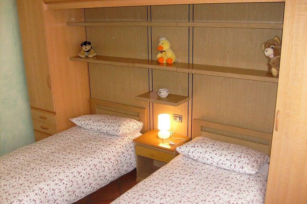Geheel appartement, Ruim appartement met 3½ kamers met een prachtige zonneterras en uitzicht op het meer in Oggebbio, Gemeente Oggebbio