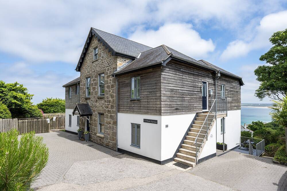 Entire apartment, A stunning apartment with breathtaking views, situated in a select development. in Carbis Bay, Cornwall