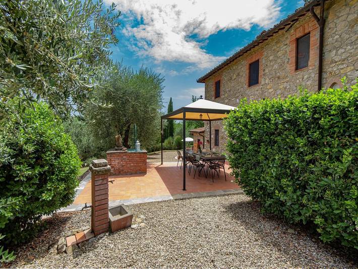 Location de vacances pour 10 personnes, avec terrasse ainsi que piscine et jardin, adapté aux familles à Monti (Toscane)