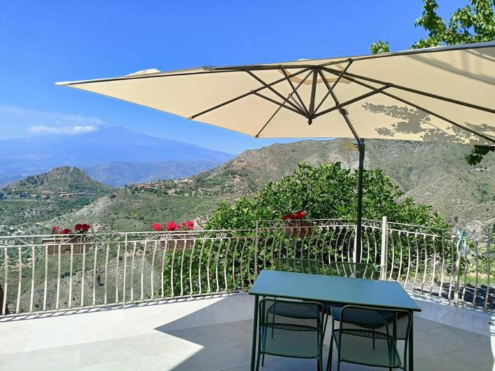 Appartamento per 4 persone, con giardino e vista lago nonché panorama a Castelmola